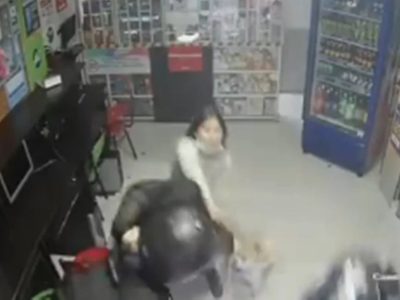 Una menor de edad enfrenta con un machete a ladrones armados para defender a su mamá