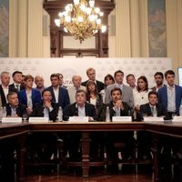 La oposición pide que los funcionarios se bajen el sueldo para crear un fondo especial