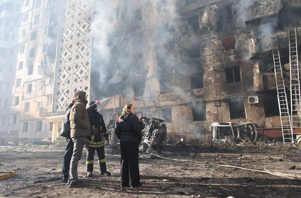 Varias personas observan un edificio residencial que sufrió graves daños en un ataque ruso, en Ternopil, Ucrania, el 19 de noviembre de 2025
