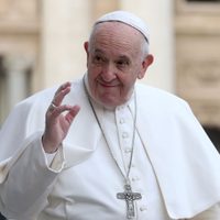 Reaparece el papa Francisco tras ser sometido a una operación del colon en Roma