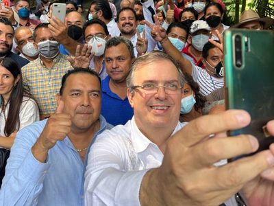 Por instrucción de AMLO, Ebrard va a Morelos a dar sus respetos a la familia Zapata