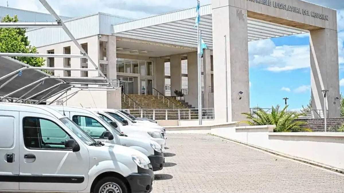 Las camionetas se exhibieron en el playón de estacionamiento de la legislatura. Fuente: (Facebook)