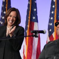 Kamala Harris celebra sus 60 años en acto de campaña con Stevie Wonder (Video)