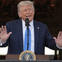 Trump anuncia prohibición total de viajes a EU para personas de 12 países y parcial para otros siete