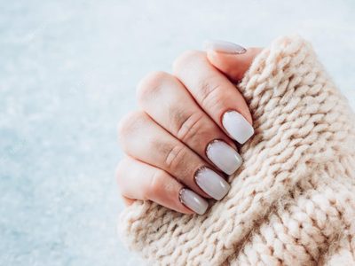 Uñas sanas, fuertes y con brillo: la nueva tendencia que reemplaza a la manicura tradicional