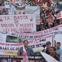 En marcha, colectivos exigen a Peña que vete la Ley de Seguridad Interior y evite la militarización del país