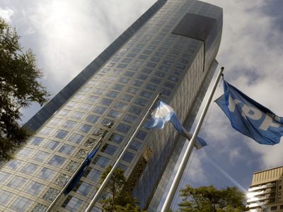 Para el IAE Mosconi, “el presente de YPF es preocupante”