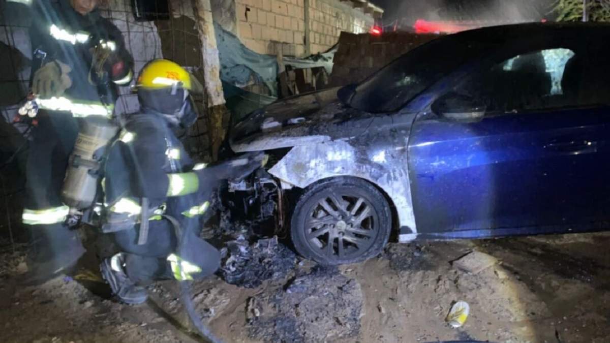 Bomberos Voluntarios de Centenario lograron extinguir las llamas en el auto. Fuente: (Centenario Digital)