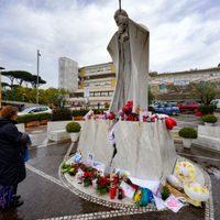 El Papa Francisco muestra una leve mejoría en su lucha contra la neumonía, informa el Vaticano