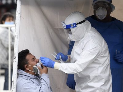 La OMS recomienda hacer PCR a los vacunados con sospecha de infección de covid-19