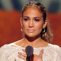 Jennifer López emocionada hasta las lágrimas: "No es común verme así"