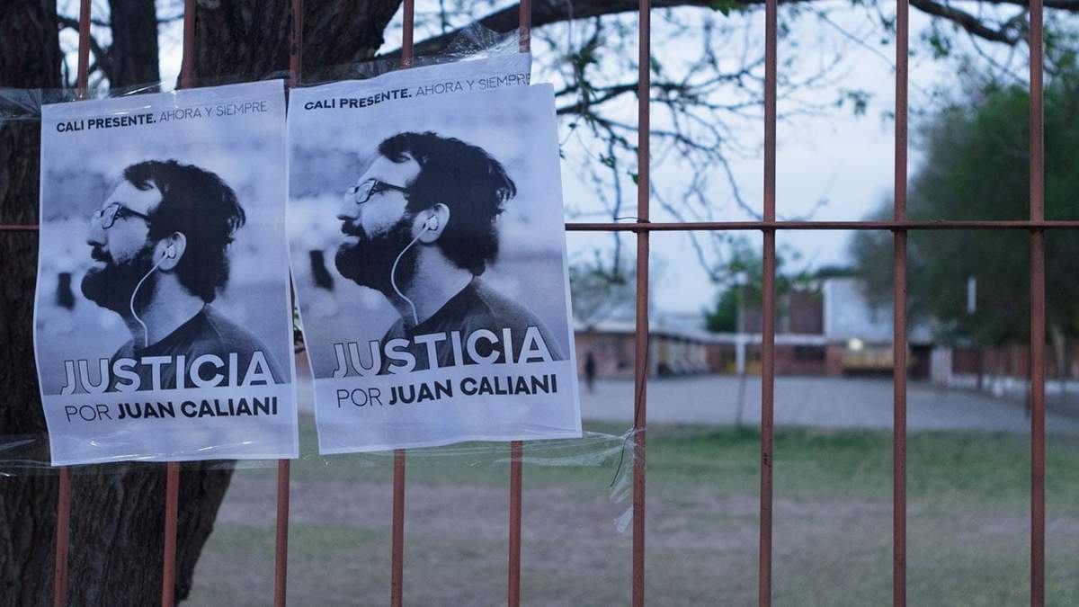 La foto de Juan Caliani pegada en una reja de una escuela del barrio Bouquet Roldán. Fuente: (Emiliano Ortiz)