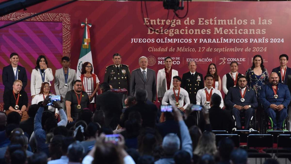 AMLO entrega apoyos económicos a deportistas que participaron en París 2024
