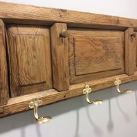 Si tenés una puerta vieja o la encontraste, mirá cómo transformarla un perchero vintage reciclado de decoración