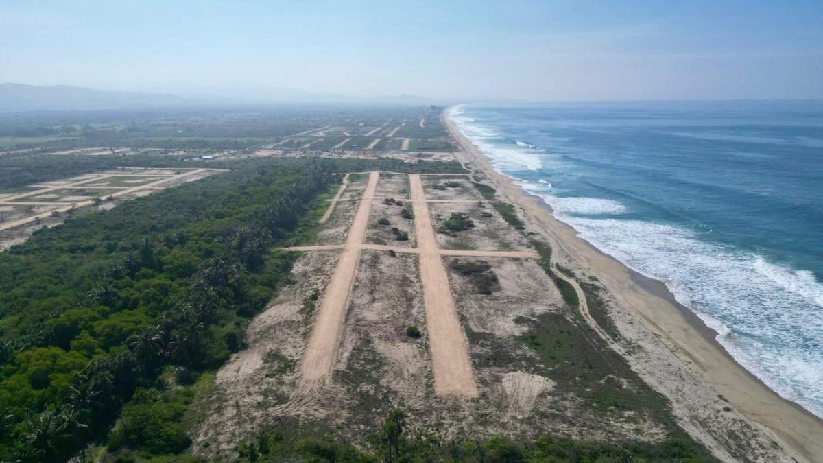 La franja costera de Santiago Cuixtla y la laguna de Manialtepec son fraccionadas para proyectos inmobiliarios, pese a clausura de Profepa