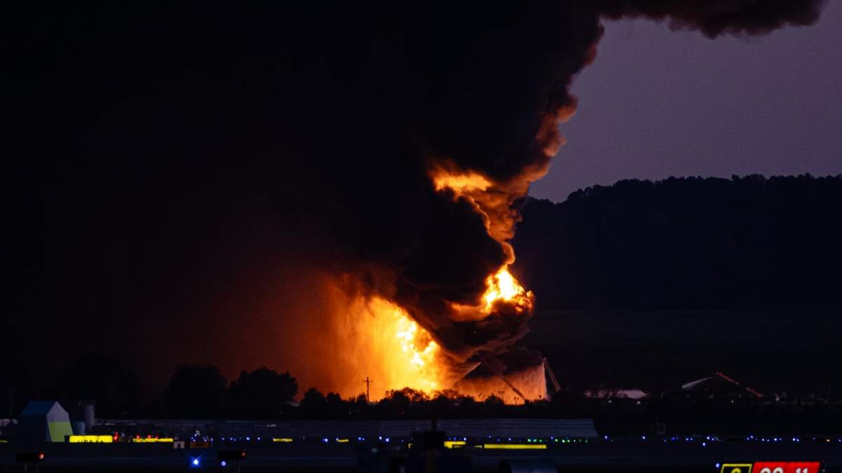 Una columna de fuego y humo se levanta cerca del Aeropuerto Internacional de Louisville luego de informes de un desplome de una aeronave