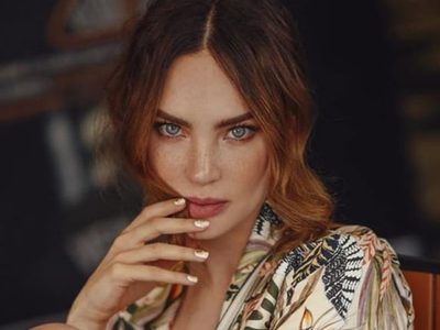"¡Cuidado se le salen!" La foto de Belinda con un pronunciado escote que deja babeándose a muchos