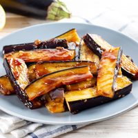 Solo necesitás 1 berenjena: prepará esta versión de bastones que no tienen nada que envidiarles a las papas fritas