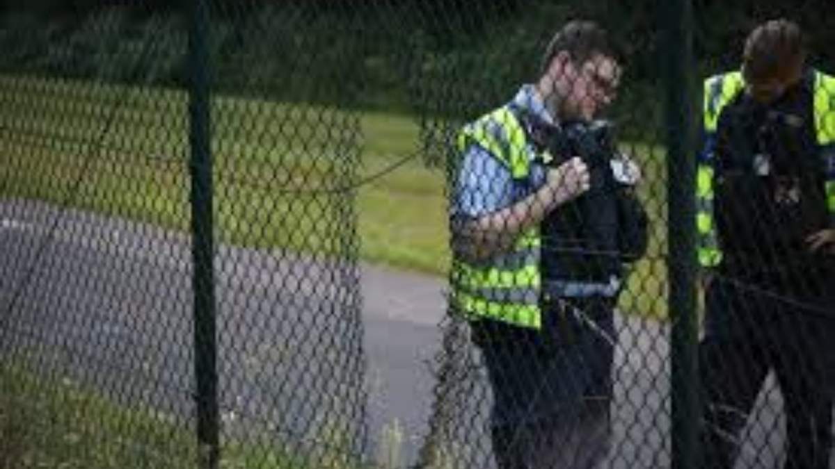 Agentes de policía, junto a la cerca del aeropuerto de Colonia/Bonn, Alemania
