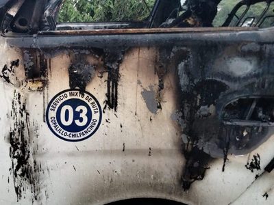 Calcinan a dos choferes de transporte público dentro de sus vehículos en Tixtla, Guerrero