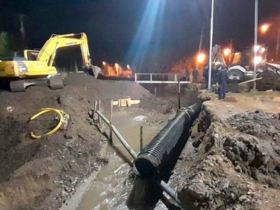 Desbordes y cortes en el suministro de agua por la rotura de un acueducto en el arroyo Durán