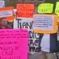 Tianguistas de Iztapalapa increpan a Sheinbaum en pleno Zócalo; los reubican