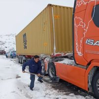 Policías de Picún Leufú asistieron a un camionero chileno en medio del temporal de nieve en Paso Aguerre