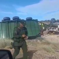 Una 4×4 trasladaba una camioneta en un tráiler y volcó sobre la Ruta Nacional 237