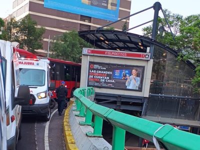 Choque de dos unidades del Metrobús deja 11 personas heridas