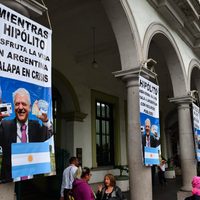 Con mantas, reclaman a alcalde morenista de Xalapa viaje a foro de ediles en Argentina
