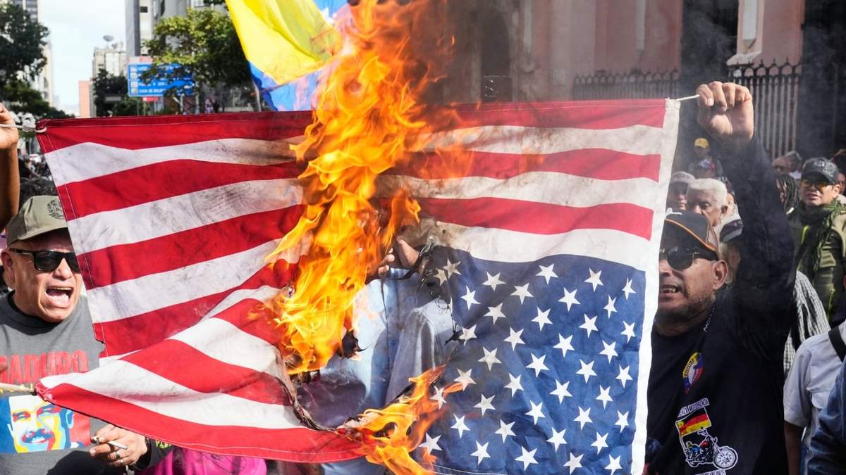 Manifestantes queman una bandera de EU en Caracas, Venezuela, el sábado 3 de enero de 2026, después de que fuerzas armadas estadounidenses bombardearan Caracas y capturaran al presidente venezolano Nicolás Maduro y a su esposa