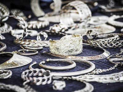 El secreto para limpiar y dejar como nuevas tus joyas de plata usando solo 3 ingredientes