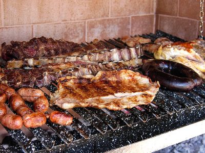 El secreto de las parrillas: aplicá este truco para recalentar el asado y que quede como recién hecho