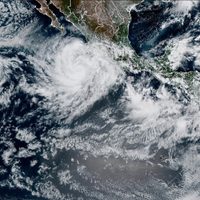 Huracán Priscilla azota el oeste de México con intensas lluvias y fuertes vientos
