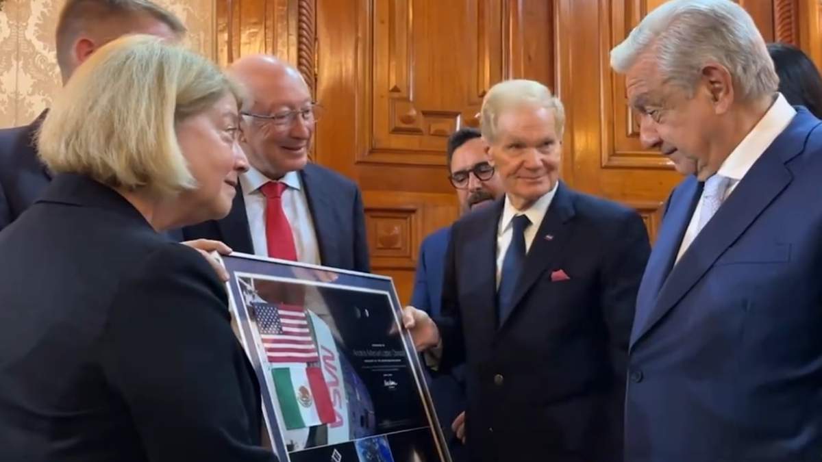 El presidente López Obrador con funcionarios de la NASA en Palacio Nacional