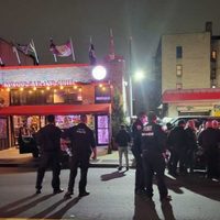 Camioneta se estrella contra restaurante en EU y deja a 22 personas heridas