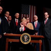 Trump suspende orden ejecutiva de Obama que restableció relaciones con Cuba