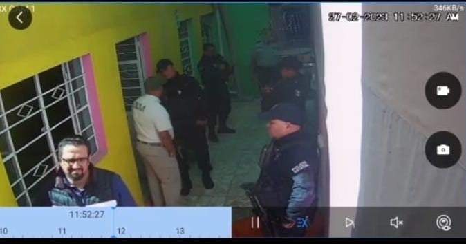 Imagen de la cámara de seguridad del refugio CAVA, donde ingresaron policías con armas largas y agentes migratorios