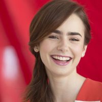 ¡Nació Afrodita! Lilly Collins toma un baño en la tina y se tapa solo con la espuma