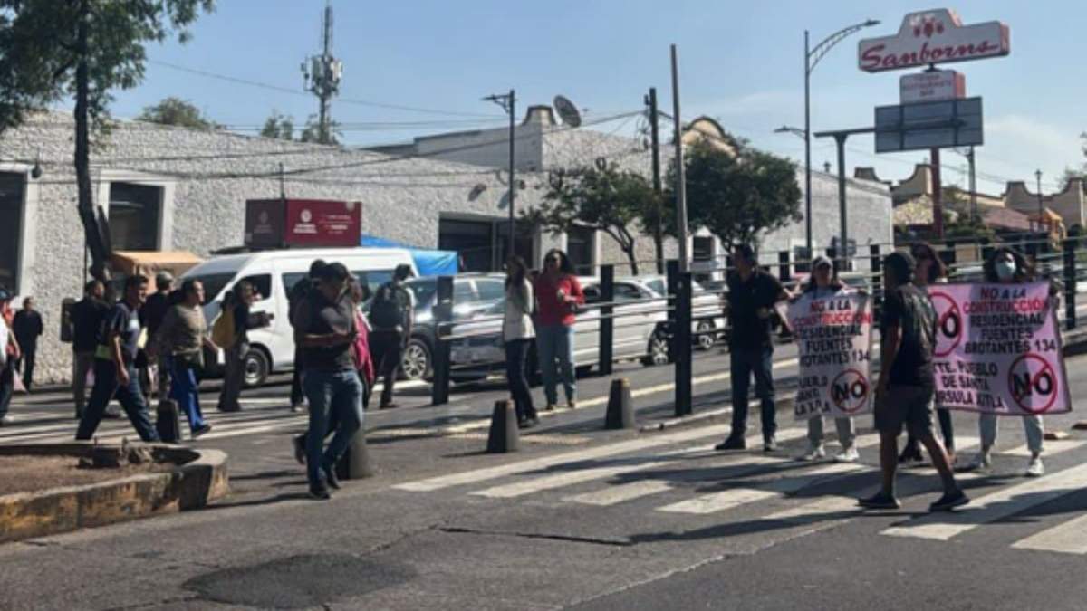 Protesta de vecinos en Insurgentes Sur