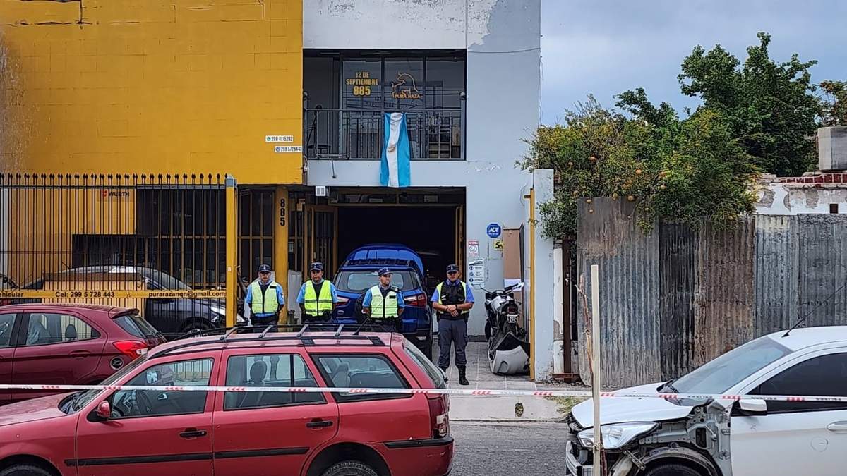 El taller mecánico donde el policía efectuó el disparo fatal. Fuente: (Twitter).