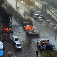 Explosión de coche bomba en Turquía deja 10 heridos; mueren dos atacantes (Video)