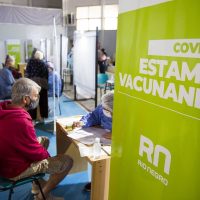 Aplicarán terceras dosis a mayores de 70 años y residentes de hogares en Río Negro