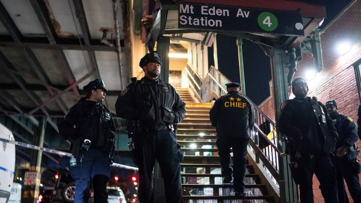 Agentes de la policía de la ciudad de Nueva York hacen guardia tras un tiroteo en la estación de metro Mount Eden