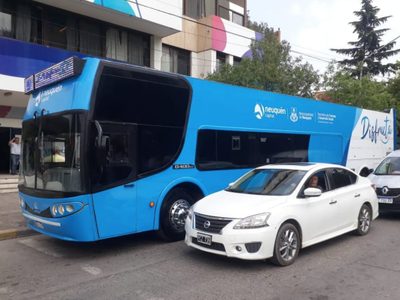 Un colectivo descapotable llega a Neuquén para el disfrute de turistas y locales