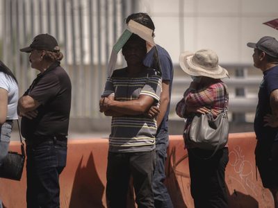 Trabajadores expuestos al sol corren el riesgo de padecer cáncer, que causa una de cada tres muertes