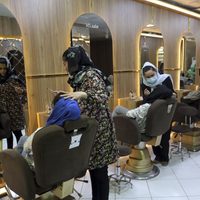 El Talibán prohíbe los salones de belleza para mujeres en Afganistán