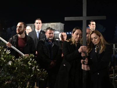 El Papa preside un Viacrucis polémico por la presencia de una mujer ucraniana y otra rusa juntas