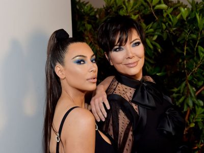 ¡De tal palo, tal astilla! El emotivo saludo de Kim Kardashian a Kris Jenner con regalo incluido