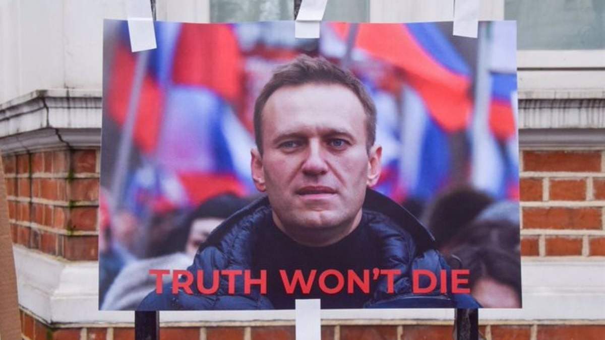 Concentración en memoria de Alexei Navalny ante la Embajada de Rusia en Londres